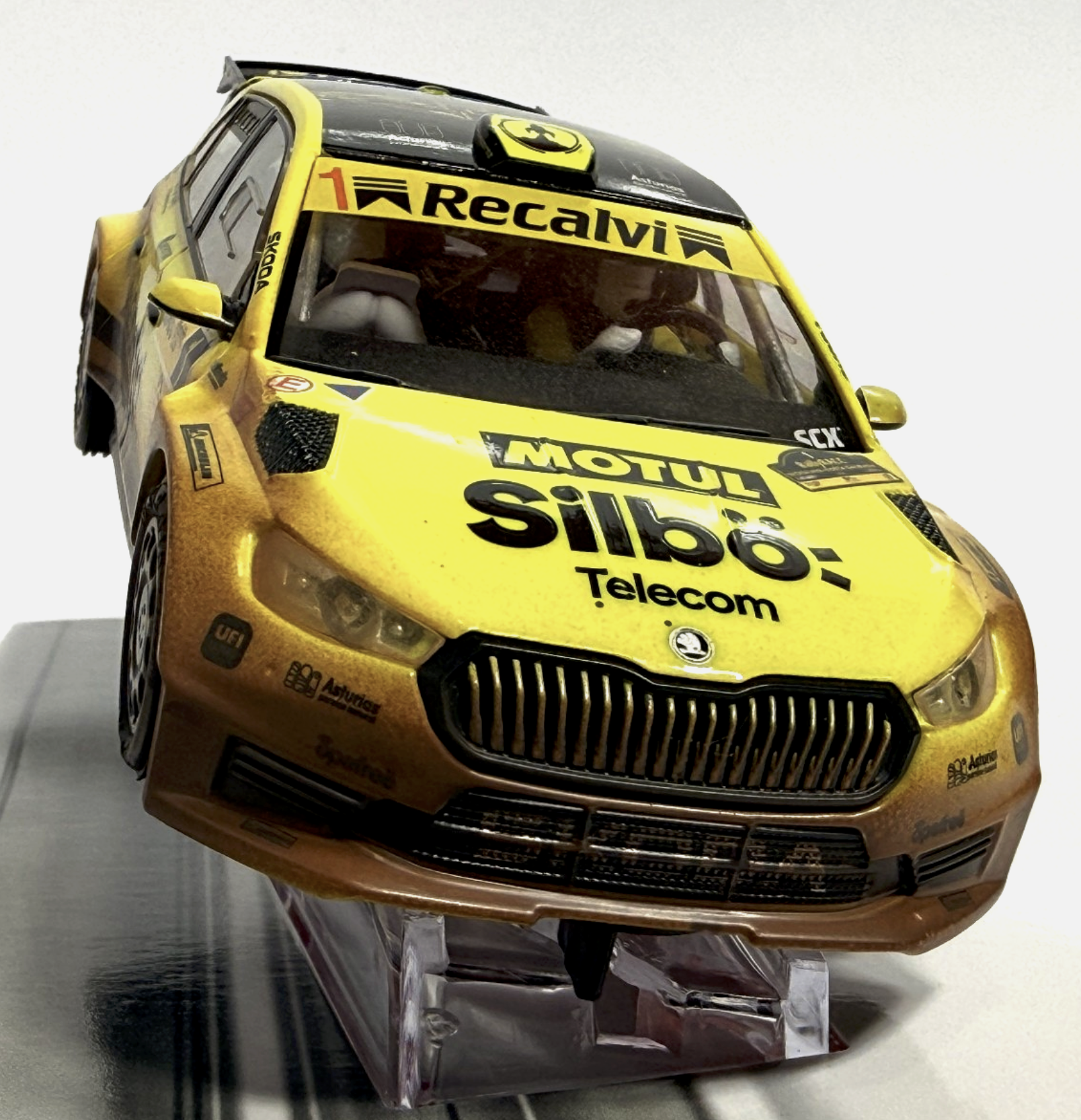 SCX Classic U10565 - Mud Effect Škoda Fabia RS Rally2 #5 Recalvi Team Spanish Super Rally 2023 Four-Wheel Drive - Image 5