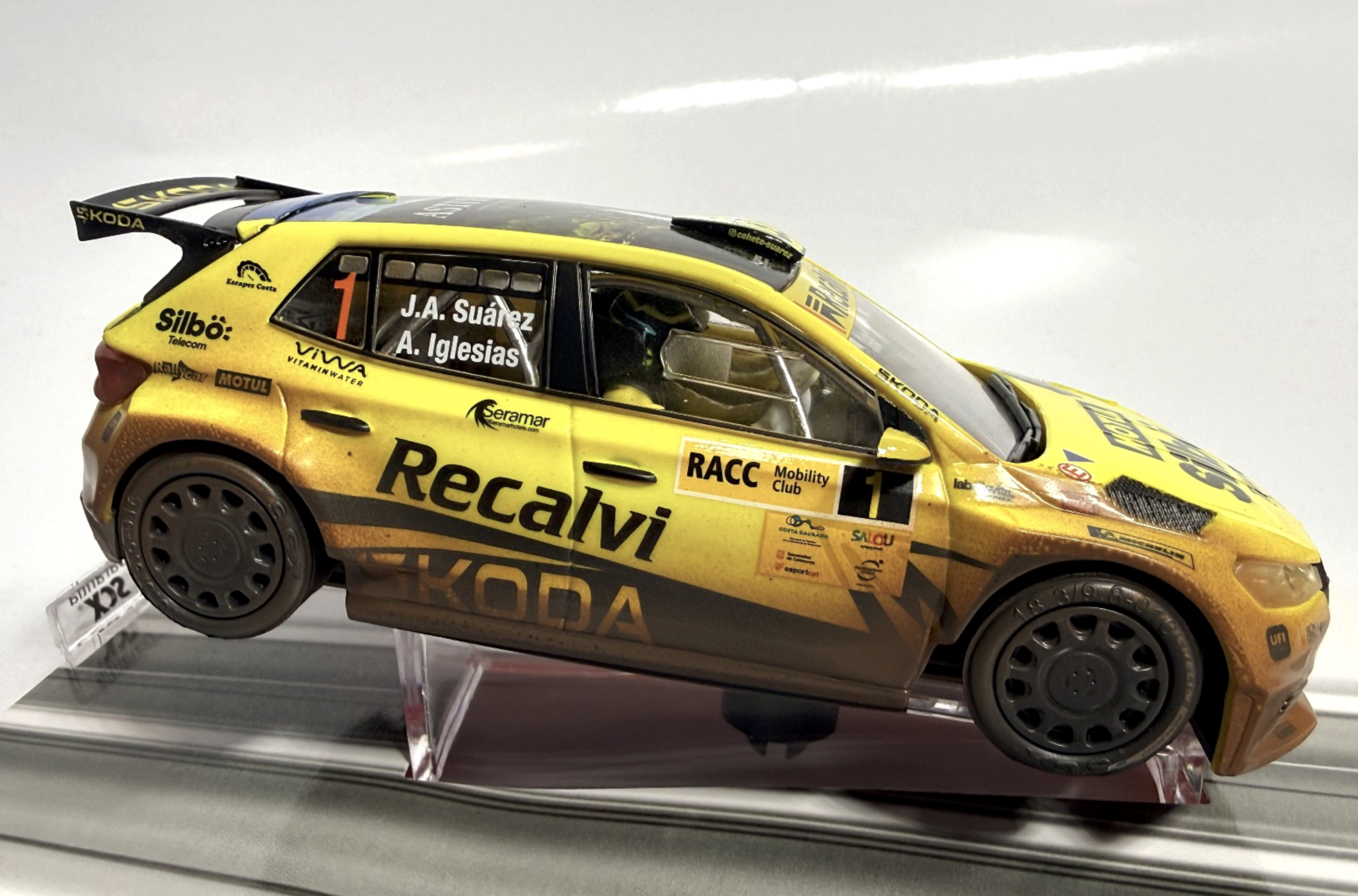 SCX Classic U10565 - Mud Effect Škoda Fabia RS Rally2 #5 Recalvi Team Spanish Super Rally 2023 Four-Wheel Drive - Image 6