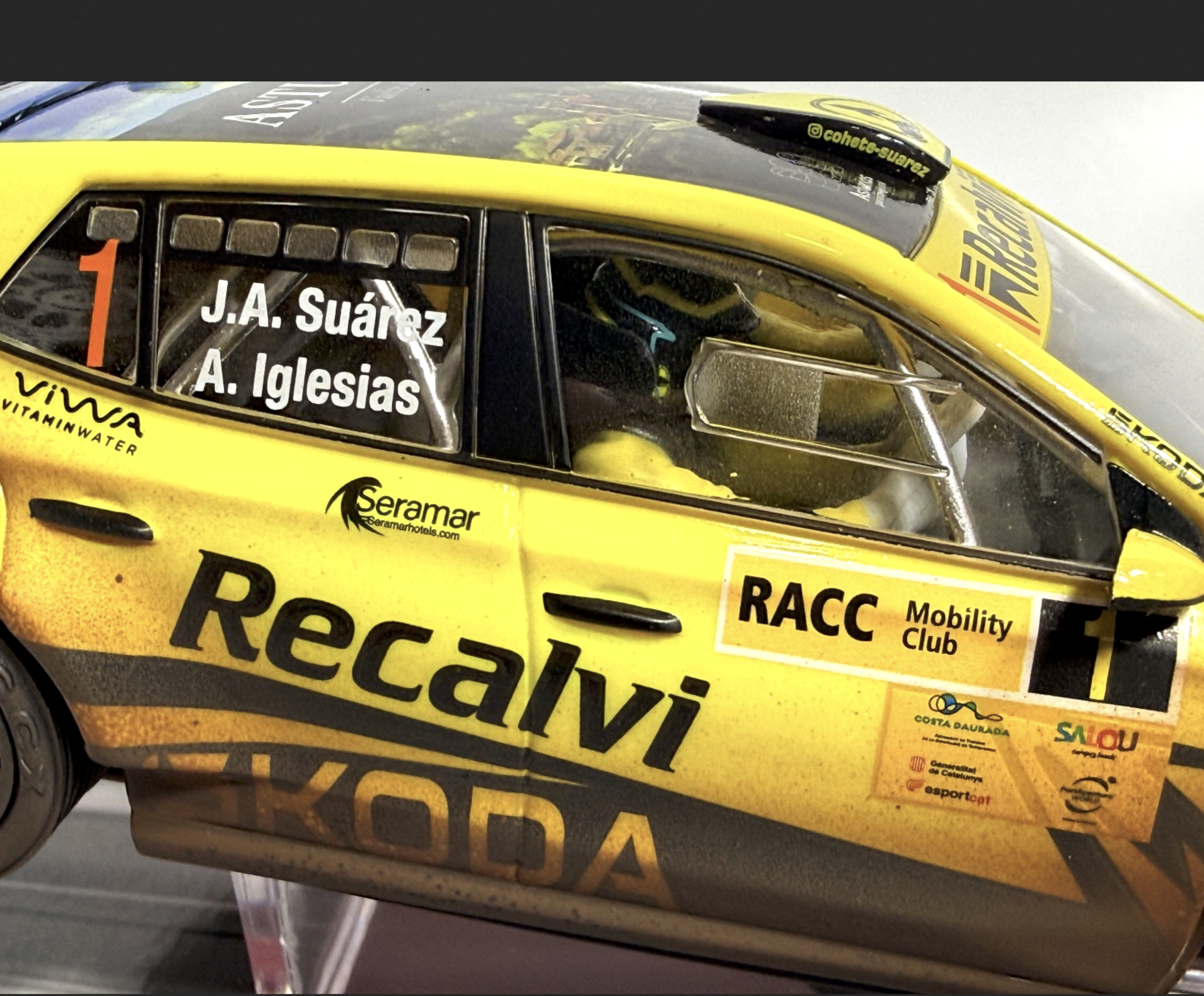 SCX Classic U10565 - Mud Effect Škoda Fabia RS Rally2 #5 Recalvi Team Spanish Super Rally 2023 Four-Wheel Drive - Image 7