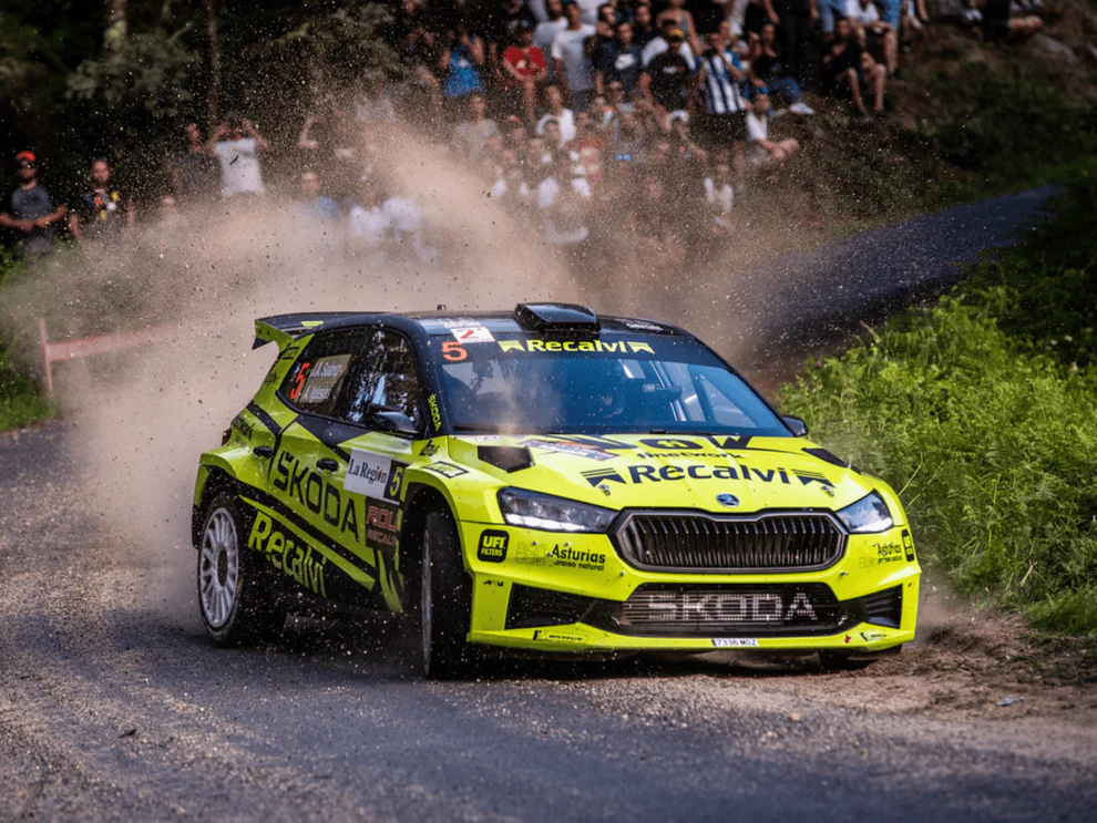 SCX Classic U10565 - Mud Effect Škoda Fabia RS Rally2 #5 Recalvi Team Spanish Super Rally 2023 Four-Wheel Drive - Image 8